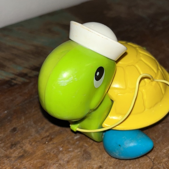 Fisher price in 1977 turtle pull toy wearing a sailor hat - Picture 8 of 9